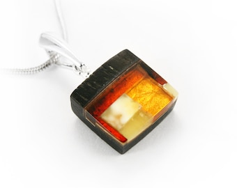 Square amber pendant made of silver and wood black oak, bursztynowa kwadratowa zawieszka ze srebra i czarnego dębu