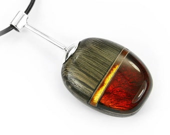 Round amber pendant made of silver and wood black oak, bursztynowa okrągła zawieszka  ze  srebra i czarnego dębu