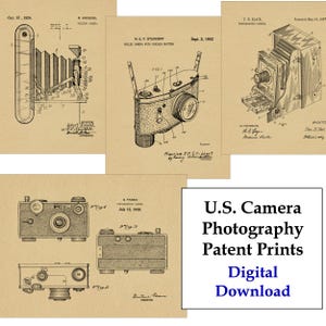 Puede incluir: Un conjunto de cuatro impresiones de patentes de cámaras vintage. Cada impresión presenta un dibujo de línea en blanco y negro de un diseño de cámara. Las impresiones están sobre un fondo beige con texto que incluye la fecha de la patente, el nombre del inventor y el título "Cámara fotográfica".