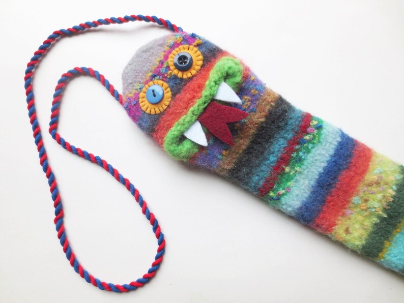 Flötentasche Konstanze, gefilzt, Schlange, Flöte, Blockflöte, Hülle, Etui, Unikat, Filzwolle, gestrickt, Flötenetui, Montessori, Waldorf Mit Kordel