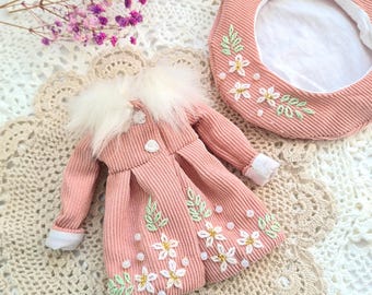 Blythe dockkläder: Rosa kappa och basker med broderi