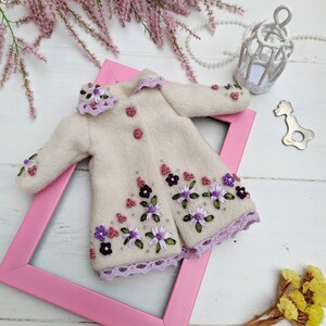 ブライス人形用刺繍コート：レースカラーの人形用服