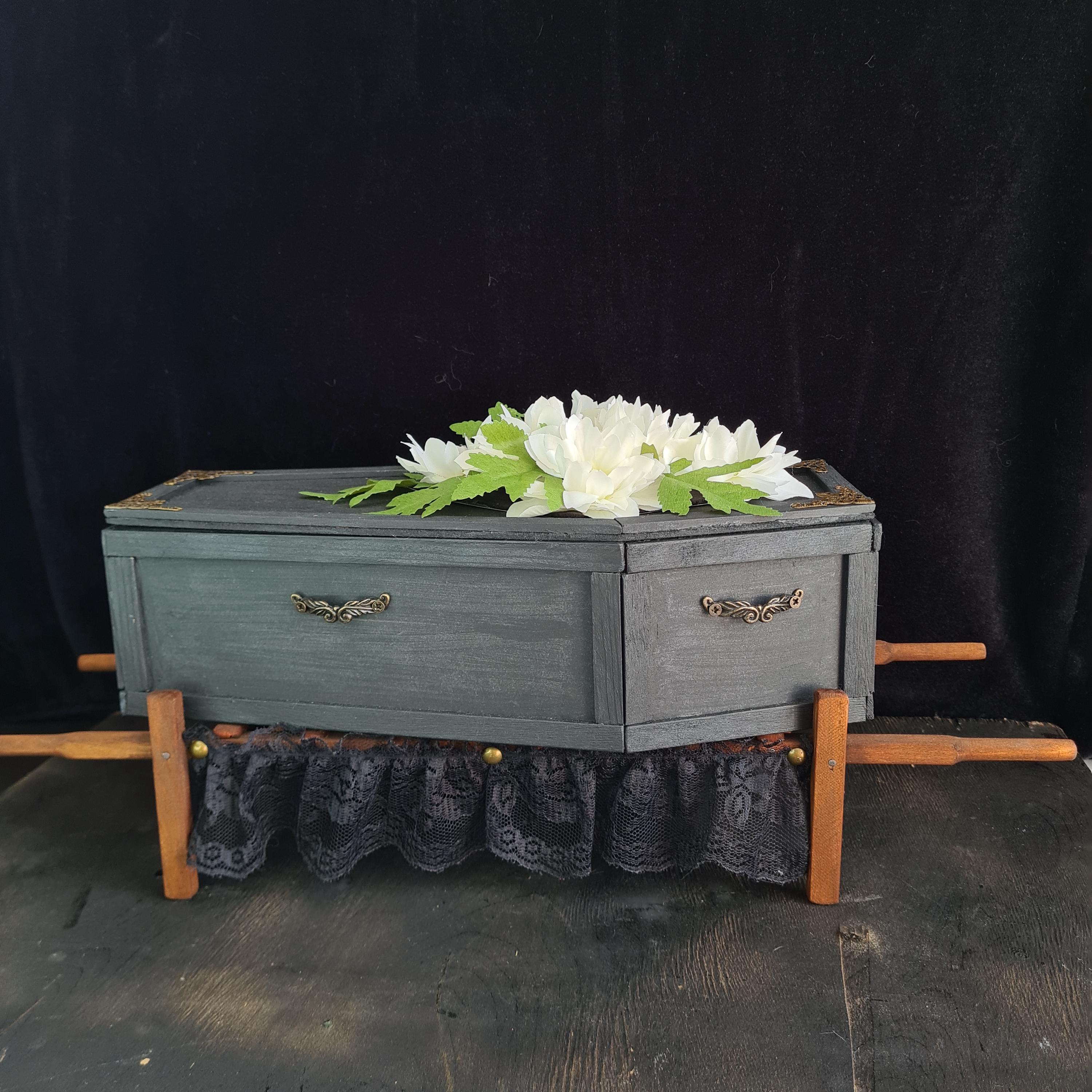 Handmade OOAK black Wooden Gothic Coffin for Blythe – Mourning Display Prop for 12 Inch Dolls – Grief-Themed Accessory – Doll Photo Décor