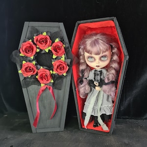 OOAK black Wooden Gothic Coffin and Stand for Blythe – Mourning Display Prop for 12 Inch Dolls – Grief-Themed Accessory – Doll Photo Décor