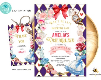 Peut inclure: Une invitation à carreaux violets et blancs avec une bordure dorée. L'invitation présente une illustration aquarelle d'un goûter avec une théière, des tasses à thé, des fleurs et un nœud rouge. Le texte sur l'invitation se lit comme suit : "Ne soyez pas en retard pour un rendez-vous très important. Veuillez nous rejoindre au Pays des Merveilles d'Amelia pour célébrer son 1er anniversaire. Samedi 15 juillet, 14h00-16h00, Eden Gardens, 523 Flowers Ave, Las Vegas, NV 89146, RSVP Kelly, 123-456-7890".