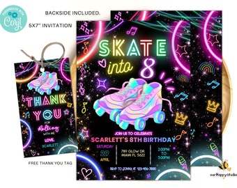 Pode incluir: Gráfico de patins de rodas rosa e azul neon com o texto "Skate into 8" em um fundo preto com estrelas e notas musicais. O texto "Scarlett's 8th Birthday" está abaixo do gráfico. O convite inclui a data, a hora e o local da festa. Um cartão de agradecimento gratuito é incluído com um gráfico de patins de rodas e o texto "Thank You for Rolling with Me".