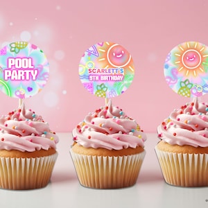 Puede incluir: Tres cupcakes rosas con chispas de colores coronados con adornos redondos de papel para cupcakes. Los adornos presentan un diseño de fiesta en la piscina de color rosa y azul neón, un diseño de sol rosa y azul neón con el texto "Scarlett's 9th Birthday", y un diseño de sol rosa y azul neón con el texto "Pool Party".