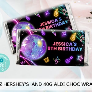 Puede incluir: Dos envoltorios de barra de chocolate negro con un diseño de bola de discoteca de neón, notas musicales y guitarras. El texto "Jessica's 9th Birthday" está en ambos envoltorios.
