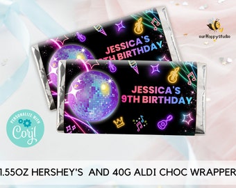 Puede incluir: Dos envoltorios de barra de chocolate negro con un diseño de bola de discoteca de neón, notas musicales y guitarras. El texto "Jessica's 9th Birthday" está en ambos envoltorios.