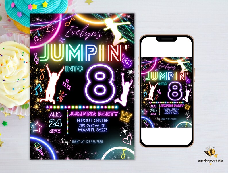 Puede incluir: Texto rosa ne&oacute;n, azul, verde y amarillo sobre fondo negro con estrellas. El texto dice "Evelyn's Jumpin' Into 8" con una fecha y hora "Aug 24, 4pm" y una ubicaci&oacute;n "Flipout Centre 789 Glow Dr. Miami FL 56223". El texto "RSVP Jonny at 123-456-7890" est&aacute; en la parte inferior de la invitaci&oacute;n.