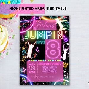 Puede incluir: Una invitaci&oacute;n de fiesta de cumplea&ntilde;os de color rosa y azul ne&oacute;n sobre un fondo negro. La invitaci&oacute;n dice "Evelyn's Jumpin' Into 8" con un gran n&uacute;mero 8 de color rosa ne&oacute;n. La invitaci&oacute;n tambi&eacute;n incluye detalles sobre la fiesta, como la fecha, la hora, el lugar y la informaci&oacute;n de RSVP.