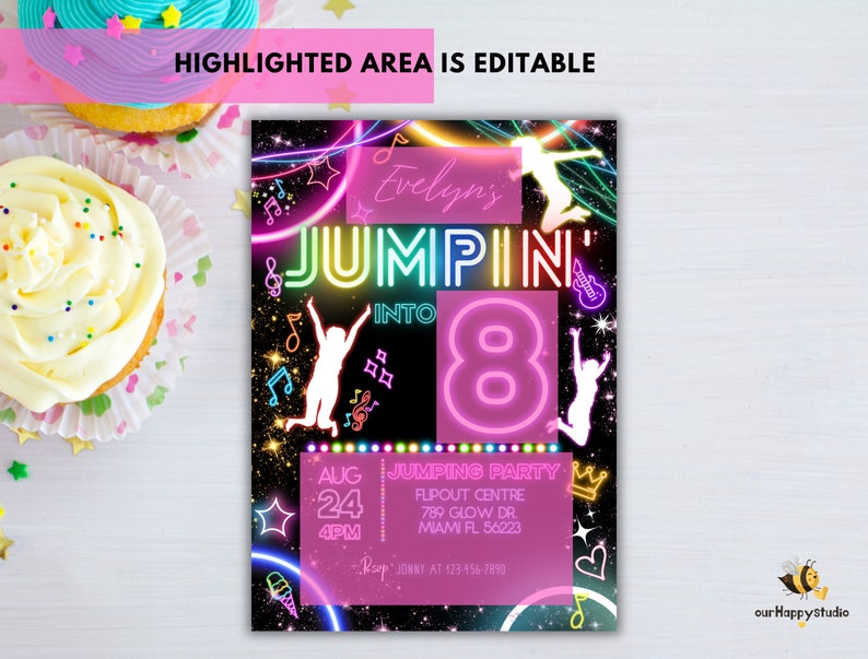 Puede incluir: Una invitaci&oacute;n de fiesta de cumplea&ntilde;os de color rosa y azul ne&oacute;n sobre un fondo negro. La invitaci&oacute;n dice "Evelyn's Jumpin' Into 8" con un gran n&uacute;mero 8 de color rosa ne&oacute;n. La invitaci&oacute;n tambi&eacute;n incluye detalles sobre la fiesta, como la fecha, la hora, el lugar y la informaci&oacute;n de RSVP.