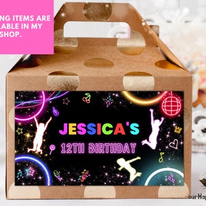 Puede incluir: Una caja de regalo de cart&oacute;n marr&oacute;n con una pegatina de ne&oacute;n que brilla en la oscuridad. La pegatina presenta un fondo negro con una silueta blanca de una persona saltando, una bola de discoteca y el texto "JESSICA'S 12TH BIRTHDAY".