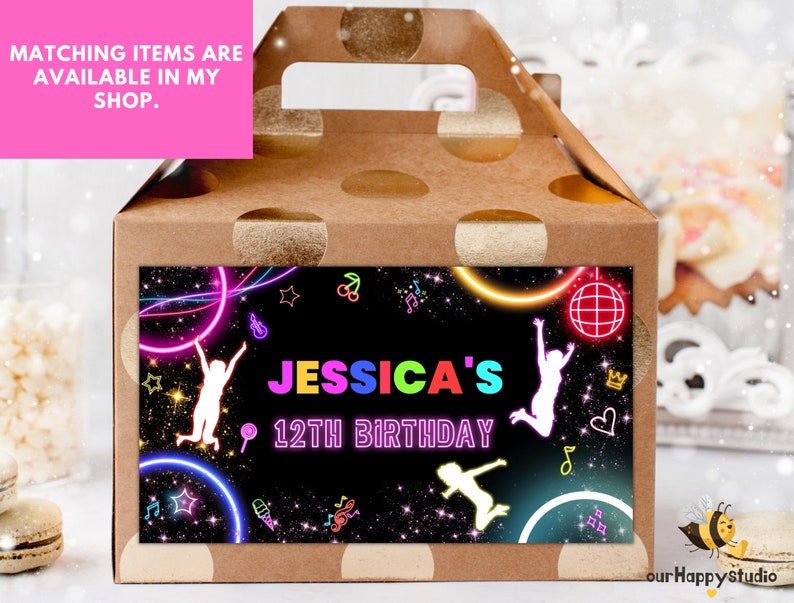Puede incluir: Una caja de regalo de cart&oacute;n marr&oacute;n con una pegatina de ne&oacute;n que brilla en la oscuridad. La pegatina presenta un fondo negro con una silueta blanca de una persona saltando, una bola de discoteca y el texto "JESSICA'S 12TH BIRTHDAY".