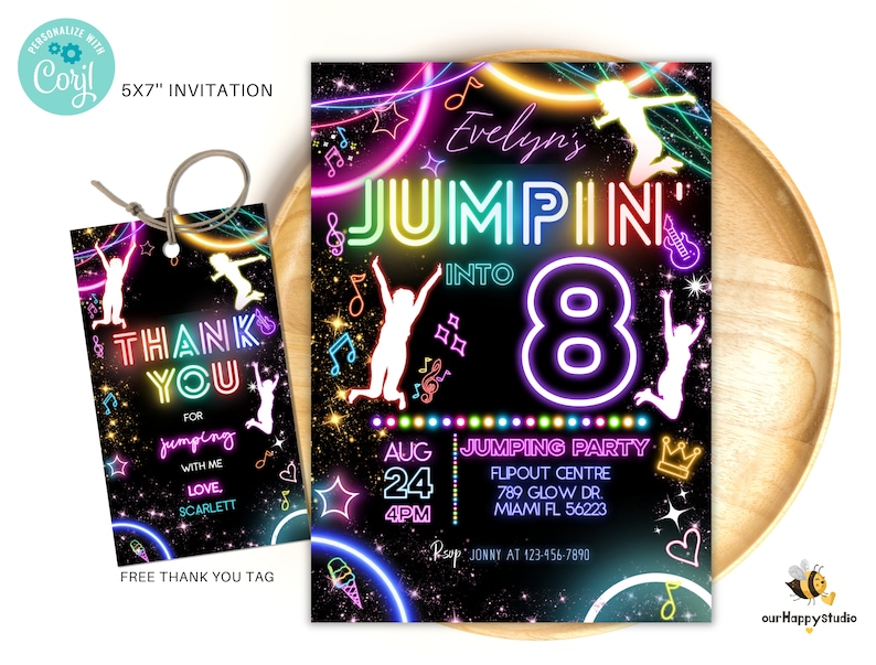 Puede incluir: Invitaci&oacute;n de cumplea&ntilde;os de 8 a&ntilde;os en color ne&oacute;n rosa, azul y verde. La invitaci&oacute;n dice "Evelyn's Jumpin' Into 8" e incluye detalles para una fiesta de salto en un Flipout Centre. Se incluye una etiqueta de agradecimiento gratuita con el texto "Gracias por saltar conmigo, con amor, Scarlett".
