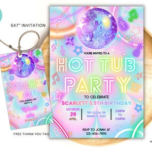 Könnte beinhalten: Ein lebendiges Einladungs- und Dankesetiketten-Set für eine Hot Tub Party. Die Einladung zeigt eine Discokugel, Noten und den Text "Hot Tub Party" in Neonfarben. Das Dankesetikett hat eine Discokugel und den Text "Thank You".