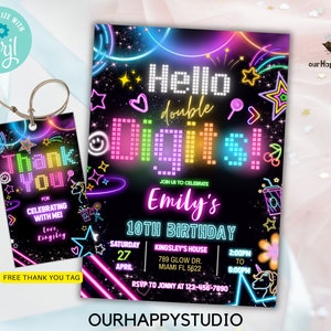 Könnte beinhalten: Neon-rosa, blaue und grüne Geburtstagseinladung mit dem Text "Hello double digits" und "Emily's 10th Birthday". Die Einladung hat einen schwarzen Hintergrund mit Sternen und anderen Neonformen. Der Text "RSVP to Jonny at 123-456-7890" ist ebenfalls enthalten.