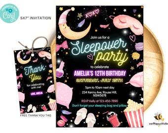 Könnte beinhalten: Eine schwarze und neongrüne Einladung zu einer Pyjamaparty mit einem Mond, Sternen und einer Schlafmaske. Der Text lautet "Schließen Sie sich uns zu einer Pyjamaparty an, um den 12. Geburtstag von Amelia zu feiern Samstag, 25. Juli 17:00 bis 10:00 Uhr am nächsten Tag 234 Kenny Ave, Rouse Hill, NSW5678 RSVP Kelly unter 123-456-7890 Vergessen Sie nicht Ihren Schlafsack und Ihr Kissen."