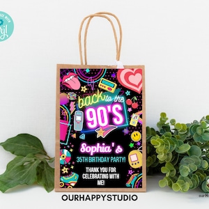 Può includere: Un sacchetto regalo di carta marrone con un design colorato a tema anni '90. Il design include il testo "back to the 90's", un nome e "35th Birthday Party!" con varie grafiche al neon. La borsa ha un manico in carta ritorta.