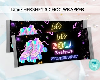 Puede incluir: Un envoltorio de chocolate Hershey's negro y rosa neón, azul y amarillo con temática de patines con el texto "Let's Roll Evelyn's 9th Birthday".