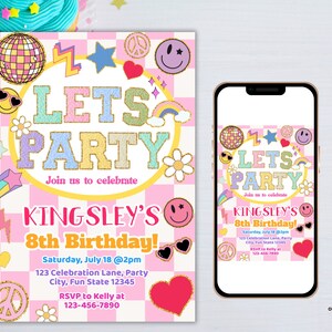 Pu&ograve; includere: Invito di compleanno rosa e bianco con sfondo a scacchi e grafica retr&ograve; colorata. L'invito dice "Let's Party" e "Kingsley's 8th Birthday!" con i dettagli per la festa, tra cui la data, l'ora e il luogo. Sono incluse anche le informazioni RSVP.