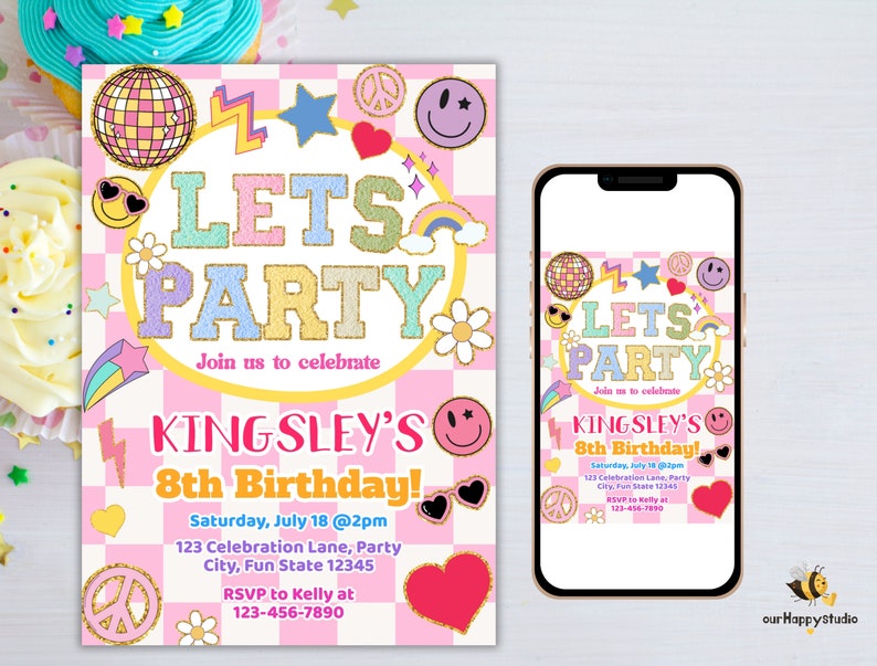Pu&ograve; includere: Invito di compleanno rosa e bianco con sfondo a scacchi e grafica retr&ograve; colorata. L'invito dice "Let's Party" e "Kingsley's 8th Birthday!" con i dettagli per la festa, tra cui la data, l'ora e il luogo. Sono incluse anche le informazioni RSVP.