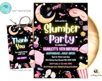 Puede incluir: Una invitación a una fiesta de pijamas negra y rosa neón con una luna, estrellas y una máscara para dormir. El texto dice "Únete a nosotros para una fiesta de pijamas para celebrar el décimo cumpleaños de Scarlett. Sábado 25 de julio, de 5 pm a 10 am del día siguiente, 234 Kenny Ave, Rouse Hill, NSW 5678, RSVP Kelly al 123-456-7890. No olvides tu saco de dormir y tu almohada."