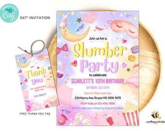 Pode incluir: Um convite roxo e rosa para uma festa do pijama para celebrar o décimo aniversário de Scarlett. O convite apresenta uma lua de desenho animado, uma máscara para dormir e um balde de pipoca. O texto diz "Junte-se a nós para uma festa do pijama para celebrar o décimo aniversário de Scarlett. Sábado, 25 de julho. 17h às 10h do dia seguinte. 234 Kenny Ave, Rouse Hill, NSW 5678. RSVP Kelly para 123-456-7890. Não se esqueça do seu saco-cama e almofada."