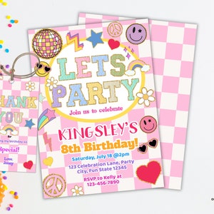 Pu&ograve; includere: Invito a scacchi rosa e bianco con un arcobaleno, stelle e faccine sorridenti. Il testo recita "Let's Party" e "Kingsley's 8th Birthday!" con la data e l'ora della festa.