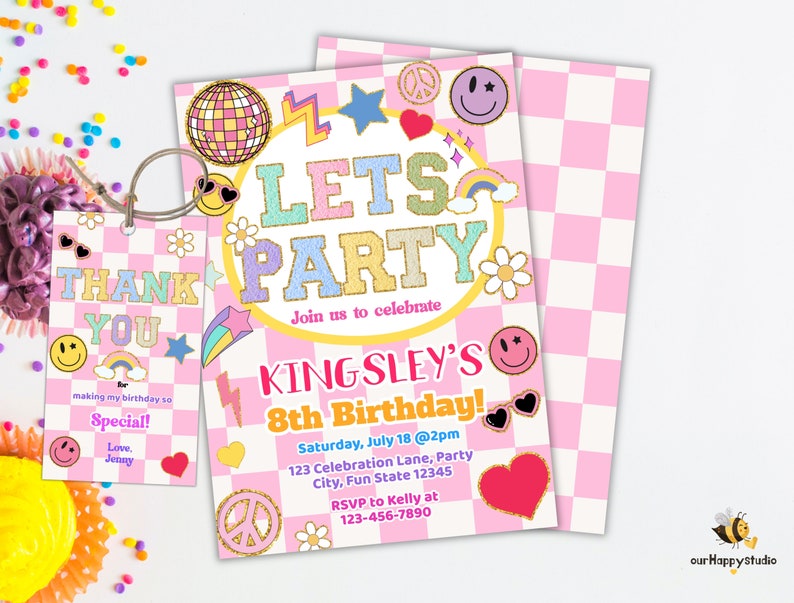 Pu&ograve; includere: Invito a scacchi rosa e bianco con un arcobaleno, stelle e faccine sorridenti. Il testo recita "Let's Party" e "Kingsley's 8th Birthday!" con la data e l'ora della festa.