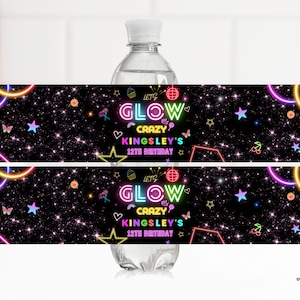Puede incluir: Dos etiquetas de botella de agua de color rosa y azul neón con fondo negro y purpurina plateada. Las etiquetas muestran el texto "Let's Glow Crazy Kingsley's 12th Birthday".