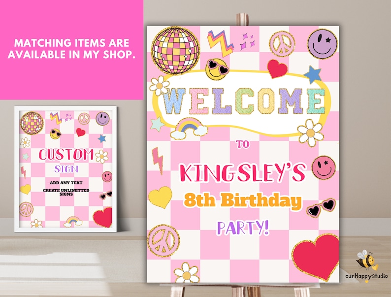 Pu&ograve; includere: Un cartello di benvenuto a scacchi rosa e bianco con una palla da discoteca, facce sorridenti, simboli di pace e arcobaleni. Il cartello dice "Benvenuti alla festa di compleanno di Kingsley!"