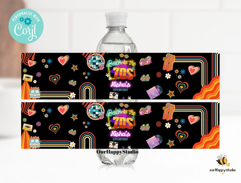 Pu&ograve; includere: Etichetta per bottiglia d'acqua con un tema retr&ograve; anni '70. L'etichetta presenta una palla da discoteca, strisce arcobaleno e il testo "Back to the 70s Kisha's 50th Birthday".