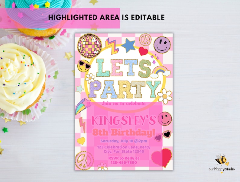 Pu&ograve; includere: Sfondo a scacchi rosa e bianco con una grafica colorata 'Let's Party' con accenti glitter. Il testo 'Kingsley's 8th Birthday!' &egrave; in una casella rosa con un'emoticon sorridente. L'invito include i dettagli per una festa il 18 luglio alle 14:00.