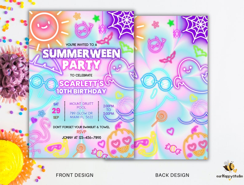 Może przedstawiać: Zaproszenie na imprezę Summerween z okazji 10. urodzin Scarlett. Zaproszenie zawiera neonowe r&oacute;żowe, niebieskie i ż&oacute;łte tło tie-dye z neonowymi zielonymi, r&oacute;żowymi i ż&oacute;łtymi ilustracjami duch&oacute;w i dyni. Tekst na zaproszeniu jest w neonowym r&oacute;żowym kroju pisma. Zaproszenie zawiera datę, godzinę, miejsce i informacje RSVP.