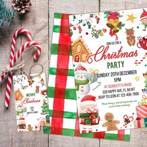 Op de afbeelding: Een uitnodiging voor een kerstfeest met een rood-groene geruite achtergrond. De uitnodiging toont een peperkoekhuis, een sneeuwpop, de kerstman, een peperkoekman en een kerstboom. De tekst op de uitnodiging luidt "Doe mee met ons kerstfeest, zondag 20 december, 17:00 uur, bij Scarlett's House, 326 Happy Ave, FL 56187, RSVP naar Leon op 123-456-7890, Breng alsjeblieft een speciale verrassing mee voor onze Secret Santa-uitwisseling."