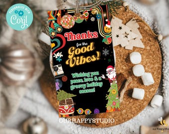 Könnte beinhalten: Ein schwarz-weißes Weihnachtsgeschenkanhänger mit einem Retro-Design aus den 1970er Jahren. Der Anhänger zeigt ein Peace-Zeichen, einen Weihnachtsbaum, einen Weihnachtsmann und den Text "Danke für die guten Vibes! Ich wünsche dir Frieden, Liebe und frohe Weihnachten!"
