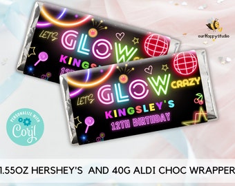 Puede incluir: Dos envoltorios de barra de chocolate de neón que brillan en la oscuridad con el texto "Let's Glow Crazy Kingsley's 12th Birthday".