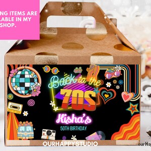 Pu&ograve; includere: Una scatola di cartone marrone con maniglia, decorata con un design colorato a tema anni '70. La scatola ha un'etichetta che dice "Back to the 70s Kisha's 50th Birthday" con una palla da discoteca, fiori e una macchina fotografica vintage.