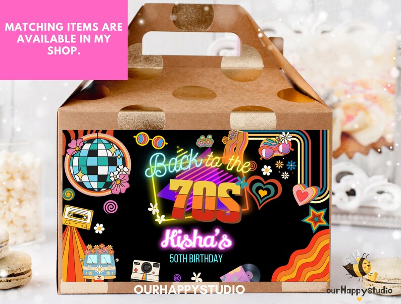 Pu&ograve; includere: Una scatola di cartone marrone con maniglia, decorata con un design colorato a tema anni '70. La scatola ha un'etichetta che dice "Back to the 70s Kisha's 50th Birthday" con una palla da discoteca, fiori e una macchina fotografica vintage.