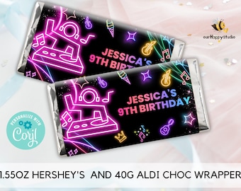 Puede incluir: Dos envoltorios de barritas de chocolate con un tema de DJ de neón. Los envoltorios son negros con acentos de neón rosa, azul, verde y amarillo. El texto en los envoltorios dice "Jessica's 9th Birthday".