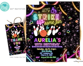 Op de afbeelding: Neon roze, blauwe en groene bowlingpin- en balafbeelding met de tekst "Let's Strike Up Some Fun for Aurelia's 12th Birthday". De uitnodiging bevat de datum, tijd, locatie en RSVP-informatie. Een gratis bedankkaartje met een vergelijkbaar ontwerp is inbegrepen.