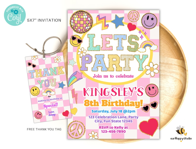 Pu&ograve; includere: Un invito a scacchi rosa e bianchi con un titolo 'Let's Party' in glitter dorato. L'invito &egrave; per la festa di compleanno di Kingsley per il suo 8&deg; compleanno. L'invito include un arcobaleno, un segno di pace, stelle e faccine sorridenti. &Egrave; incluso un tag di ringraziamento abbinato con il testo 'Grazie' in glitter dorato.