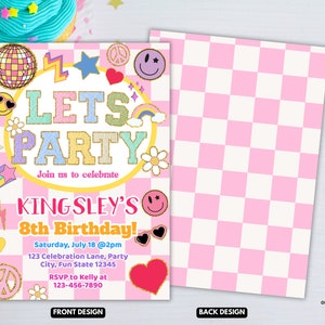Pu&ograve; includere: Sfondo a scacchi rosa e bianco con un invito colorato per una festa di compleanno di 8 anni. L'invito presenta una palla da discoteca, un arcobaleno, stelle e il testo "Let's Party!" e "Kingsley's 8th Birthday!"