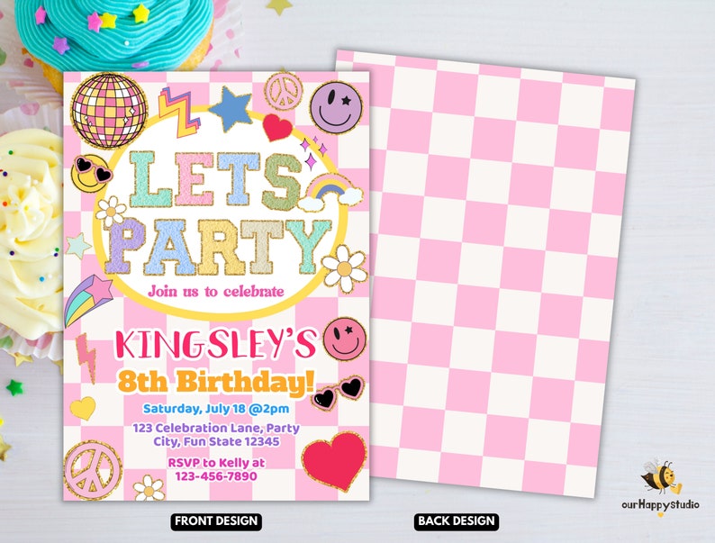 Pu&ograve; includere: Sfondo a scacchi rosa e bianco con un invito colorato per una festa di compleanno di 8 anni. L'invito presenta una palla da discoteca, un arcobaleno, stelle e il testo "Let's Party!" e "Kingsley's 8th Birthday!"