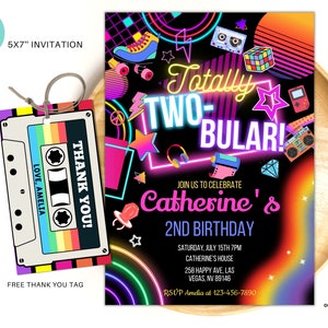 Könnte beinhalten: Eine neonrosa und blaue Geburtstagseinladung mit einem Kassettenband-Design. Der Text lautet "Totally Two-Bular!" und "Catherine's 2nd Birthday".