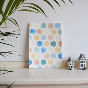Könnte beinhalten: Aquarellmalerei eines geometrischen Musters aus Hexagonen in Blautönen, Grüntönen, Gelb und Rosa.