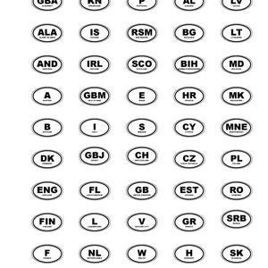 Op de afbeelding: Zwart-witte ovale stickers met landafkortingen en namen. De stickers zijn voor kentekenplaten. De stickers zijn in een rasterpatroon gerangschikt.
