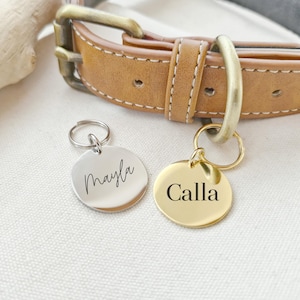 Peut inclure: Deux m&eacute;dailles pour chien personnalis&eacute;es, une argent&eacute;e avec le nom "Mayla" et une dor&eacute;e avec le nom "Calla".
