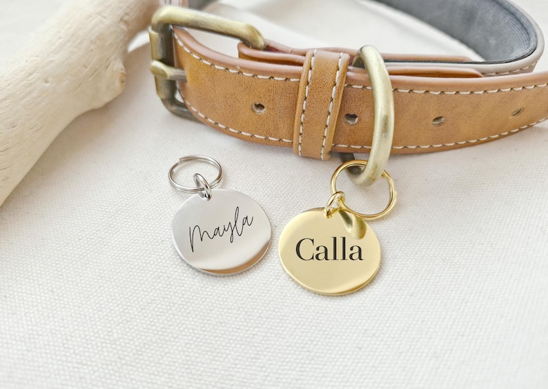 Peut inclure: Deux m&eacute;dailles pour chien personnalis&eacute;es, une argent&eacute;e avec le nom "Mayla" et une dor&eacute;e avec le nom "Calla".